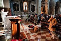 СВЯЩЕННИКИ ОТПЕВАЮТ СОБАК И КОТОВ НА ПОХОРОНАХ